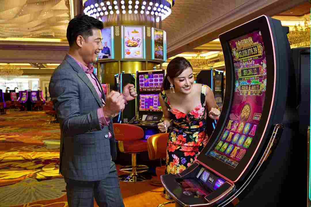 Casino Saitaku sở hữu không gian rộng lớn với nhiều máy đánh bạc và bàn chơi