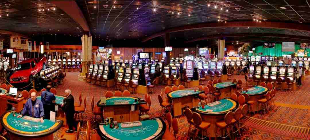Nhiều slot machine được trang bị ở Grand Dragon