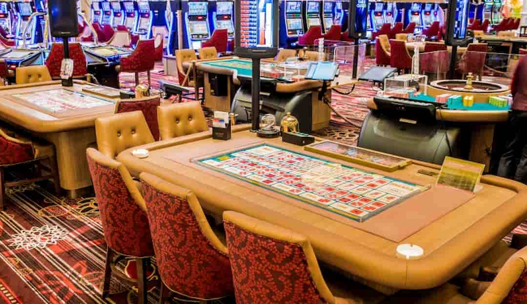 Các trò chơi trên bàn nổi tiếng và không gian thu hút ở Comfort Slot Club