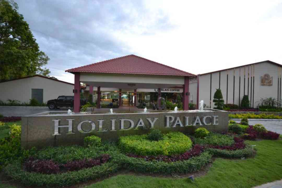 Holiday Palace Resort and Casino tọa lạc tại thành phố biển xinh đẹp