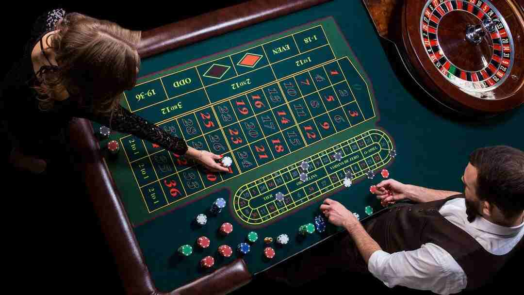 Người chơi đang tham gia cá cược Roulette tại Roxy Casino